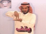 توضيح إشارة "يقف" - Sign demonstration for "stop"