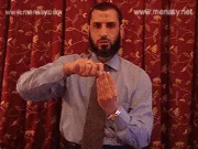 توضيح إشارة "لعب الورق" - Sign demonstration for "card play"